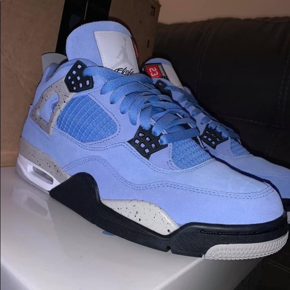 Air Jordan 4  UNC shoes